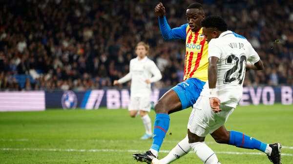 ريال مدريد يهزم فالنسيا ويواصل تقليص الفارق مع برشلونة