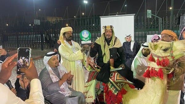سعودي يحتفي بيوم التأسيس على ظهر جمل من مكة إلى الرياض