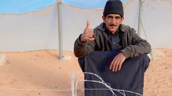 شاب سعودي أصم يصنع المجسمات الفنية بأدوات متواضعة