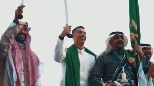شاهد.. رونالدو يرتدي الثوب السعودي ويحتفل بيوم التأسيس