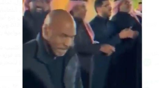 شاهد.. مايك تايسون يخطف الأضواء بأدئه رقصة “السامري”