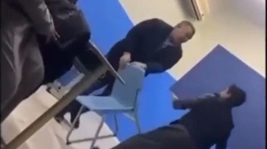 فيديو وصف بالضرب الوحشي.. معلم يضرب طالباً في السعودية
