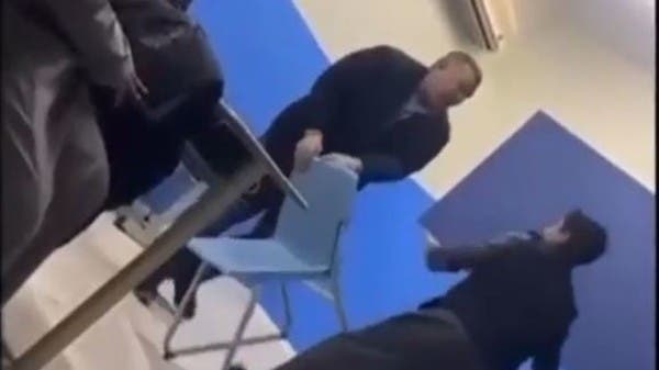 فيديو وصف بالضرب الوحشي.. معلم يضرب طالباً في السعودية