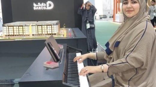 لهذا السبب.. عازفة سعودية تدرب الأطفال على البيانو