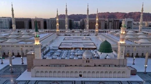 هذه تفاصيل دخول امرأتين غير مسلمتين لساحات المسجد النبوي