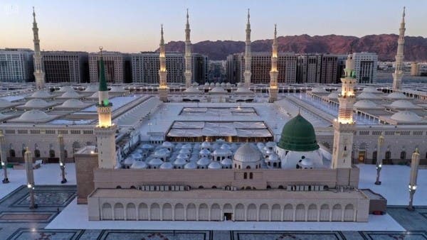 هذه تفاصيل دخول امرأتين غير مسلمتين لساحات المسجد النبوي