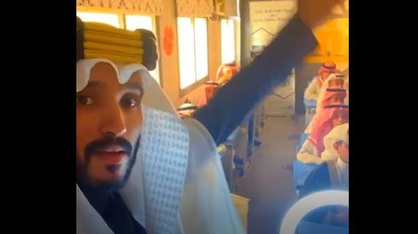 “وطني الحبيب”.. أغنية لمعلم سعودي مع طلابه تهز مواقع التواصل