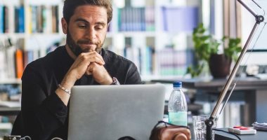 تقرير: 60 % فقط من النساء يستخدمن الإنترنت عبر الهاتف المحمول