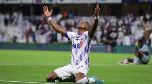 العين يهزم دبا الفجيرة ويتصدر الدوري الإماراتي مؤقتاً