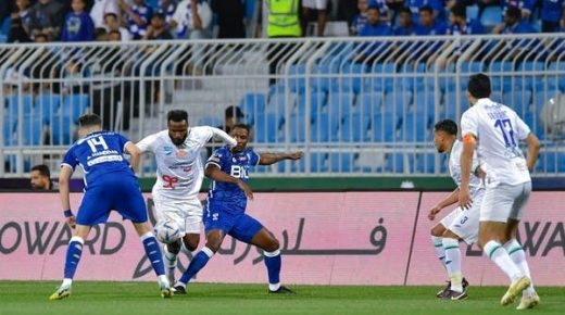 الهلال يسقط أمام الفتح ويواصل نزيف النقاط