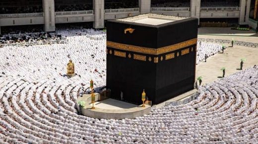 حشود كبيرة بالمسجد الحرام تؤدي أول صلاة جمعة في رمضان