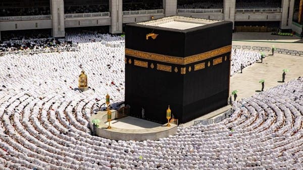 حشود كبيرة بالمسجد الحرام تؤدي أول صلاة جمعة في رمضان