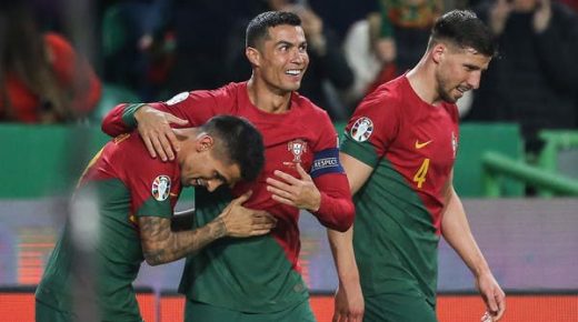 رونالدو يكسر رقم المطوع ويصبح عميد لاعبي العالم