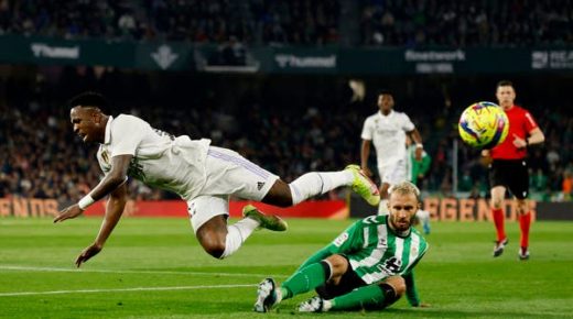 ريال مدريد يواصل ترنحه ويتعادل مع بيتيس
