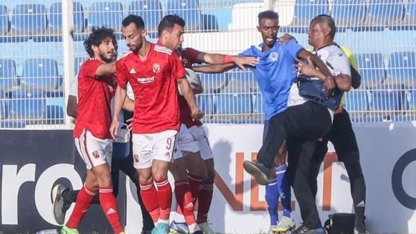 “كاف” يعاقب الهلال السوداني.. ويوقف طبيبه