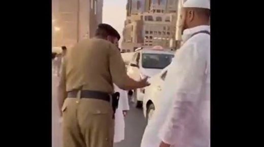 ليش 30 ريال؟.. سؤال رجل أمن ساعد معتمرين في مكة