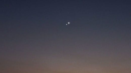 هكذا عانق الزهرة المشتري في سماء السعودية