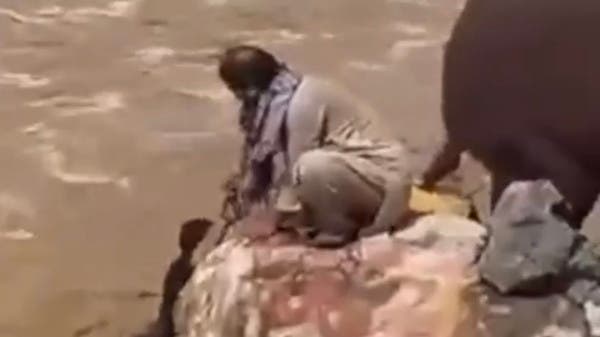 “يا رب تنقذه”.. شاهد فزعة سعوديين لإنقاذ وافد من السيول