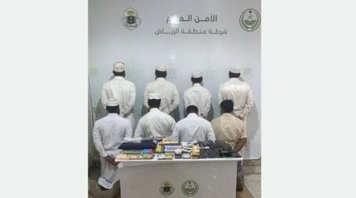 الإطاحة بمقيمين يروجون لحملات عمرة وهمية
