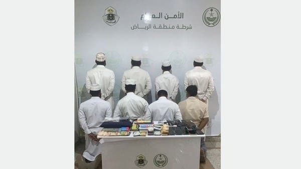 الإطاحة بمقيمين يروجون لحملات عمرة وهمية