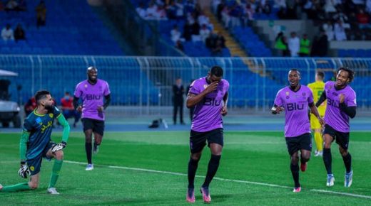 الهلال يهزم الخليج بثنائية