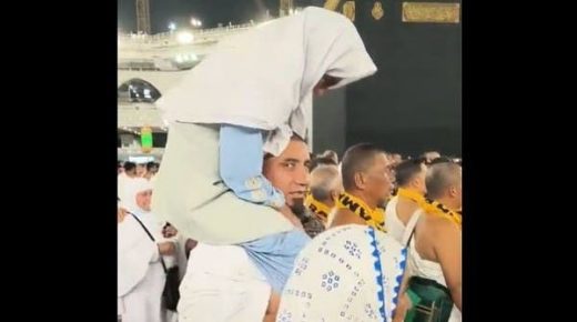 بجوار الكعبة.. مشهد يأسر القلوب لمعتمر يحمل أمه على كتفيه