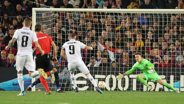 بنزيمة يتلاعب ببرشلونة ويقصيه من كأس الملك