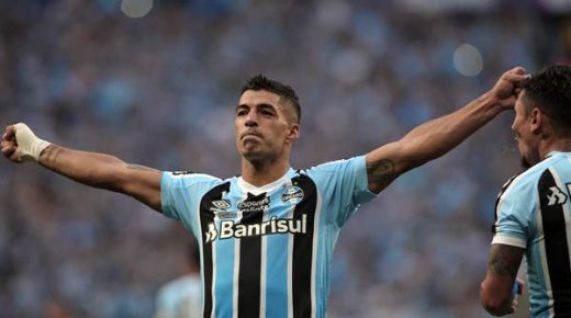 “سواريزمانيا”.. كيف غير سواريز حياة مشجعي غريميو البرازيلي؟