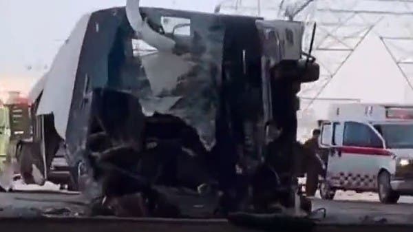 شاهد.. سقوط مروع لحافلة من أعلى جسر في الرياض
