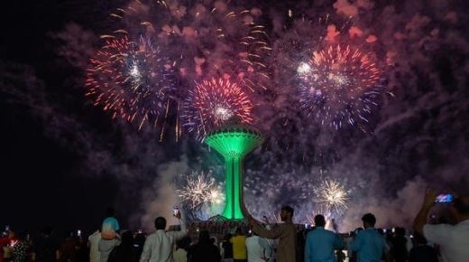 شاهد.. سماء السعودية تتلون بالألعاب النارية في أول أيام العيد