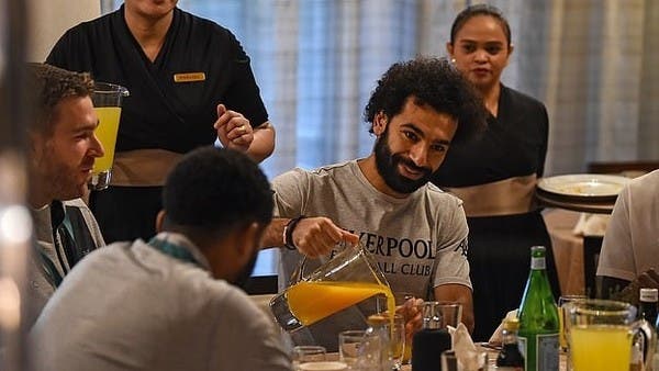صلاح خطف “الخبز” من طبقي.. ومنعني من تناوله