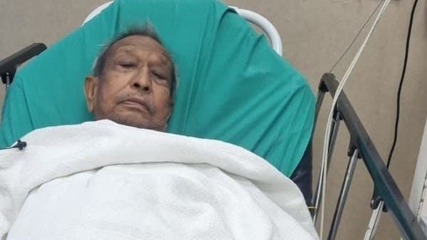 فريق طبي يُباشر حالة أحد المرضى ممن تم إجلاؤهم من ‎السودان