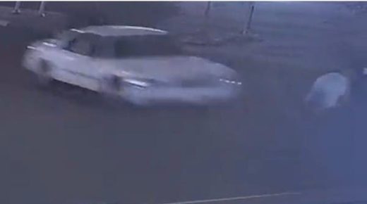 فيديو لأب ينقذ أطفاله من عجلات سيارة فورد يثير غضب السعوديين