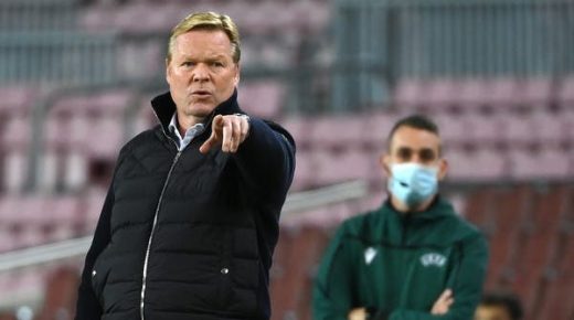 كومان يطلب من سيمونز عدم الانتقال إلى برشلونة