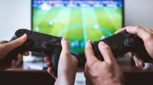 كيف تصبح ممارسة ألعاب الفيديو أمرا مربحا؟.. فرصة لتوظيف ابنك بسبب ساعات لعبه
