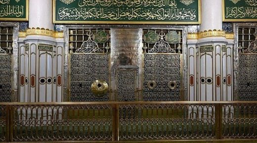 محيط بالحجرة النبوية.. تعرف على مواصفات الحاجز النحاسي المذهب الجديد