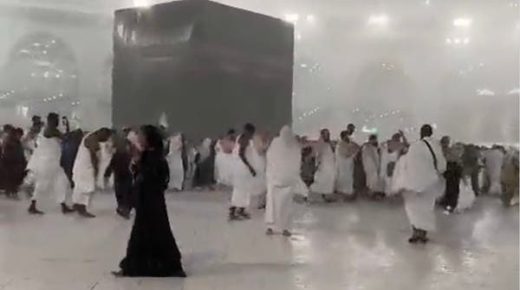 مشاهد تخطف القلوب.. معتمرون تحت المطر بالمسجد الحرام