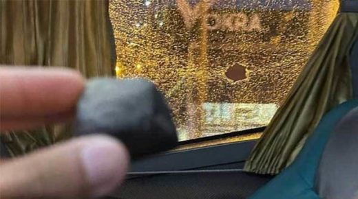 مشجعو فريق أرجنتيني يقذفون حافلة فريقهم بالخطأ