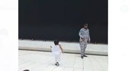 مشهد مليء بالبراءة.. طفل يلمس الكعبة وتصرف لافت من رجل الأمن