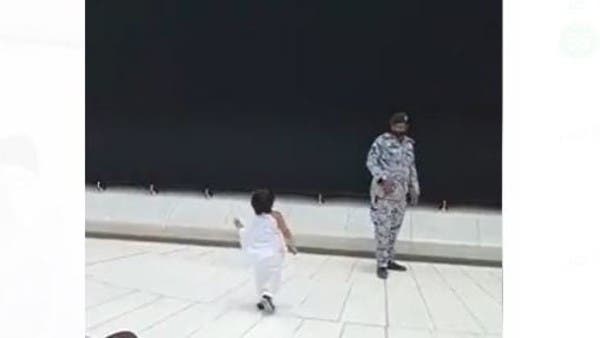 مشهد مليء بالبراءة.. طفل يلمس الكعبة وتصرف لافت من رجل الأمن