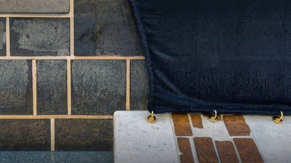 موجودة بجوار باب الكعبة.. هذه قصة أحجار “المرمر” النادرة