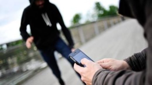 هل هاتفك يستمع إليك؟ خبير تقنى يشرح لماذا تظهر لك بعض الإعلانات خصيصا؟