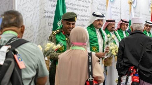 بباقات الورود.. استقبال أولى طلائع حجاج بيت الله الحرام