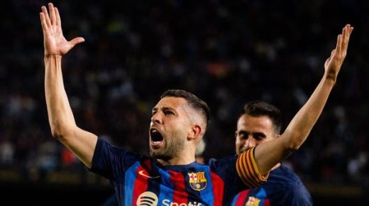 برشلونة يهزم أوساسونا بصعوبة ويواصل الابتعاد بالصدارة