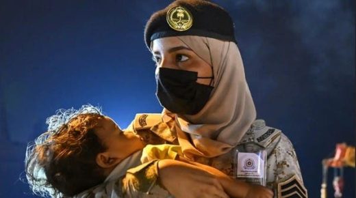 بعدما حققت صورته صدى عالميا واسعا.. وزير الإعلام يكرم ملتقط صورة المجندة السعودية