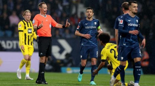 حكم مباراة دورتموند يتعرض للتهديد بسبب خطأ فادح