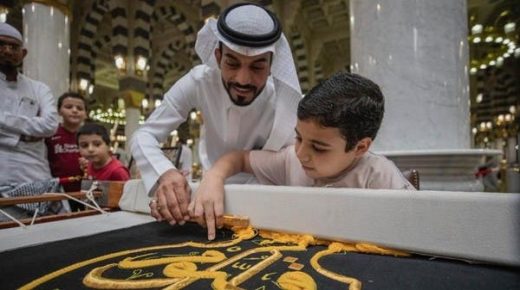 زوار المسجد النبوي يشاركون في حياكة كسوة الكعبة المشرفة