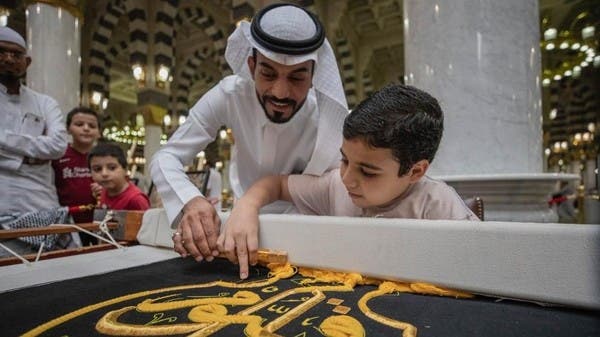 زوار المسجد النبوي يشاركون في حياكة كسوة الكعبة المشرفة
