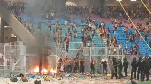 “كاف” يدين شغب الجماهير في تونس والمغرب ويعلن إجراء تحقيقات