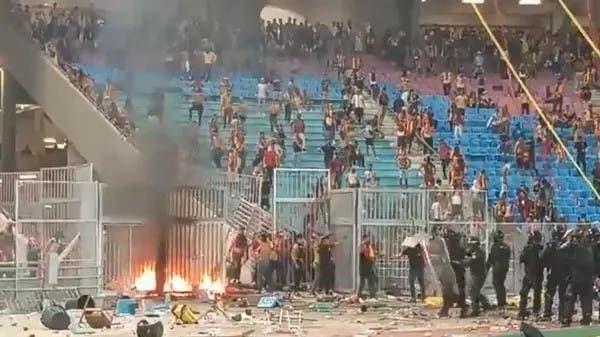 “كاف” يدين شغب الجماهير في تونس والمغرب ويعلن إجراء تحقيقات
